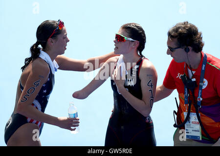 Great Britain's Lauren Steadman (centre) après l'arrivée au deuxième rang, derrière les États-Unis (Norman la grâce de gauche) chez les femmes de la PT4 Triathlon à fort Copacabana durant le quatrième jour de la Rio 2016 Jeux paralympiques à Rio de Janeiro, Brésil. Banque D'Images