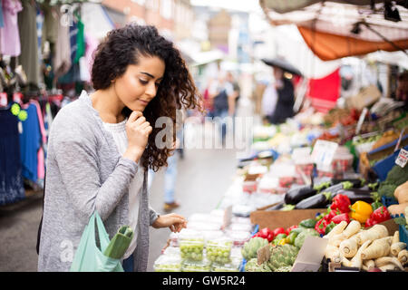 Jeune femme shopping au marché Banque D'Images