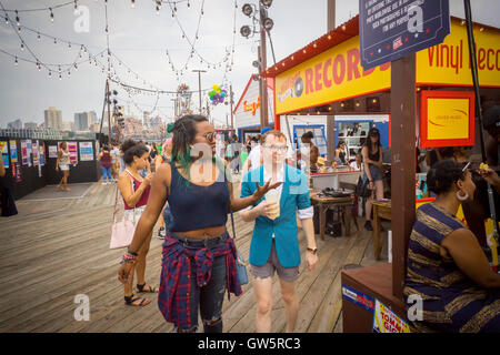 Des foules de visiteurs descendent sur Pier 16 dans le South Street Seaport, rebaptisée "Tommy Pier' pour passer Noël créé par Tommy Hilfiger pour son spectacle son TommyXGigi NYFW debuting collection, Gigi étant le modèle Gigi Hadid, vu le Samedi, Septembre 10, 2016. En plus des manèges de carnaval et de l'alimentation, les manèges étant libre, les acheteurs peuvent acheter des objets de la collection, qui, dans une volte-face de la normale de défilés de mode, ont été immédiatement disponibles à l'achat des magasins sur l'embarcadère.(© Richard B. Levine) Banque D'Images