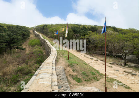 Vue sur le mur, près de la porte nord de la forteresse Geumjeongsanseong à Busan, Corée du Sud. Banque D'Images