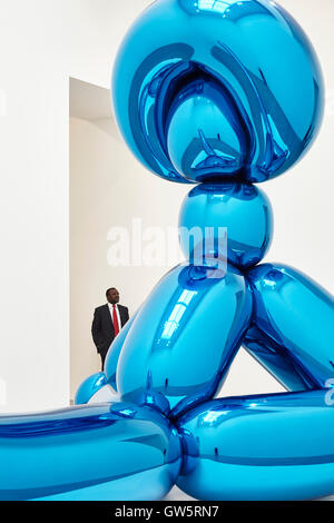 Jeff Koons Balloon Sculpture dans l'espace de la galerie à double hauteur. NEWPORT STREET Gallery, Londres, Royaume-Uni. Architecte : CARUSO ST JOHN, 2016. Banque D'Images