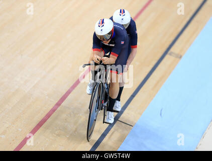 Grande-bretagne et Lora Turnham (arrière) avec Corrine Hall pilote en action au cours de la Women's B 3000m poursuite individuelle lors de la finale de la quatrième journée des Jeux Paralympiques de Rio 2016 à Rio de Janeiro, Brésil. Banque D'Images