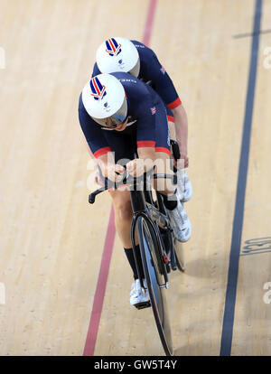 Grande-bretagne et Lora Turnham (arrière) avec Corrine Hall pilote en action au cours de la Women's B 3000m poursuite individuelle lors de la finale de la quatrième journée des Jeux Paralympiques de Rio 2016 à Rio de Janeiro, Brésil. Banque D'Images