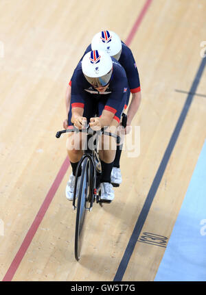 Grande-bretagne et Lora Turnham (arrière) avec Corrine Hall pilote en action au cours de la Women's B 3000m poursuite individuelle lors de la finale de la quatrième journée des Jeux Paralympiques de Rio 2016 à Rio de Janeiro, Brésil. Banque D'Images