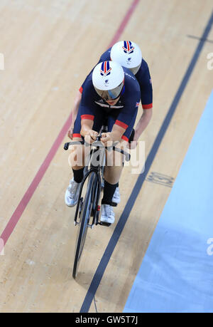 Grande-bretagne et Lora Turnham (arrière) avec Corrine Hall pilote en action au cours de la Women's B 3000m poursuite individuelle lors de la finale de la quatrième journée des Jeux Paralympiques de Rio 2016 à Rio de Janeiro, Brésil. Banque D'Images