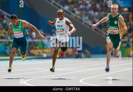 L'Afrique du Sud Charl du toit (à droite) remporte la médaille d'or chez les hommes 100m - T37 en finale le stade olympique au cours de la quatrième journée de la Rio 2016 Jeux paralympiques à Rio de Janeiro, Brésil. Banque D'Images