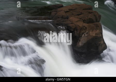 L'image de flux en Bhandardara, Maharashtra, Western Ghats, mousson, Inde Banque D'Images