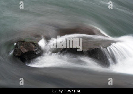 L'image de flux en Bhandardara, Maharashtra, Western Ghats, mousson, Inde Banque D'Images