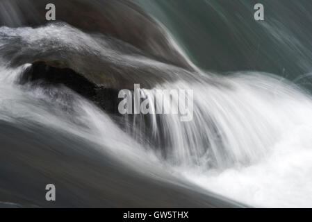 L'image de flux en Bhandardara, Maharashtra, Western Ghats, mousson, Inde Banque D'Images