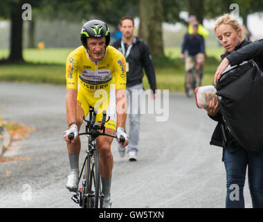 Steve Cummings réchauffement climatique vers le bas après le temps d'essais de l'étape 7a Tour of Britain 2016 à Bristol Banque D'Images