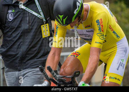 Steve Cummings réchauffement climatique vers le bas après le temps d'essais de l'étape 7a Tour of Britain 2016 à Bristol Banque D'Images