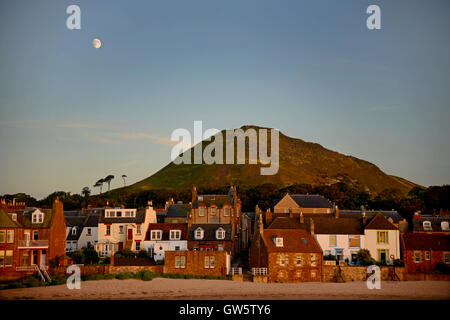 Crépuscule comme le soleil se couche plus de North Berwick et la Loi colline derrière la ville, East Lothian, en Ecosse. Banque D'Images