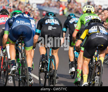 Sprint de fin de l'arrière dans le dernier tour de la phase 7 du Tour de Bretagne 2016 à Bristol Banque D'Images