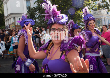 Danseur de rue non identifié, les femmes en costume de carnaval, marche pendant le carnaval de Notting Hill. Banque D'Images