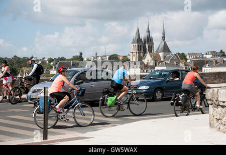 Les cyclistes de traverser un pont avec un fond de Blois une ville française sur les rives de la Loire France Banque D'Images