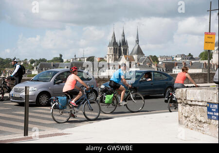 Les cyclistes de traverser un pont avec un fond de Blois une ville française sur les rives de la Loire France Banque D'Images