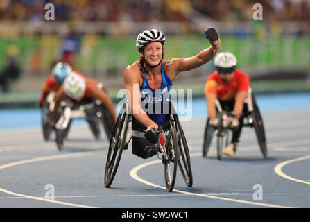 USA's Tatyana McFadden célèbre après avoir remporté le Women's 400m - T54 finale au Stade Olympique au cours de la quatrième journée de la Rio 2016 Jeux paralympiques à Rio de Janeiro, Brésil. Banque D'Images