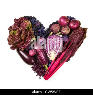 Coeur de bleu et violet des fruits et légumes frais isolé sur fond blanc Banque D'Images