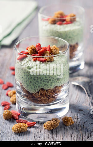 Les graines de Chia pudding matcha avec du goji et Mulberry Banque D'Images