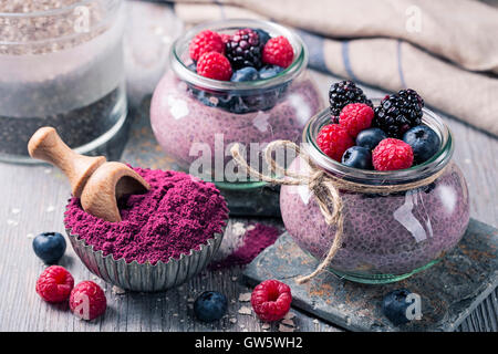 Les graines de Chia pudding avec des baies d'acai Banque D'Images