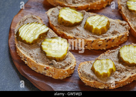 Le pain avec le pâté de foie et concombre cornichon Banque D'Images