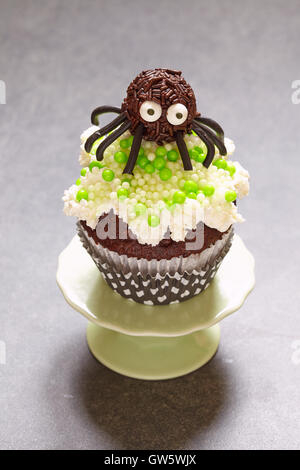 Halloween cupcake avec une araignée et les oeufs Banque D'Images