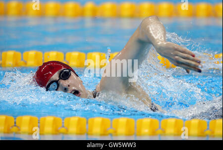 Grande-bretagne's Bethany cinquième sur son chemin vers la victoire dans le 200m nage libre finale - S14 le quatrième jour de la Rio 2016 Jeux paralympiques à Rio de Janeiro, Brésil. Banque D'Images