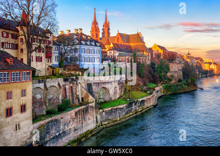 Vieille ville de Bâle avec pierre rouge cathédrale Munster sur le Rhin, en Suisse Banque D'Images