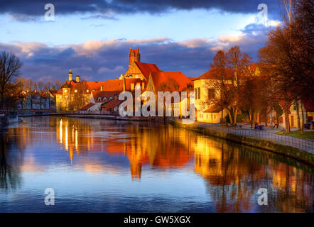 Vieille ville gothique Landshut, près de Munich, l'ancienne capitale de la Bavière, se reflétant dans la rivière Isar sur le coucher du soleil, Allemagne Banque D'Images