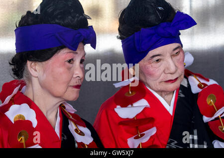 Okinawaïens âgées en costume traditionnel. Banque D'Images