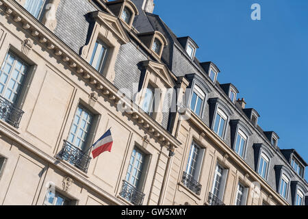 Immeuble haussmannien avec drapeau français, Paris, France - design attribué à Baron Georges-Eugène Haussmann Banque D'Images