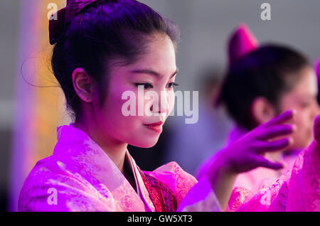 Danseurs japonais d'okinawa, le folklore. Banque D'Images