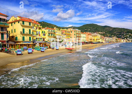 Plage de sable fin de la Méditerranée vide ville touristique traditionnelle sur Alassio Riviera italienne de San Remo, en Ligurie, Italie Banque D'Images