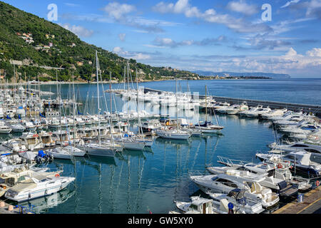 Disponibles en blanc amarré port méditerranéen d'Alassio sur la Riviera italienne, ligurie, italie Banque D'Images