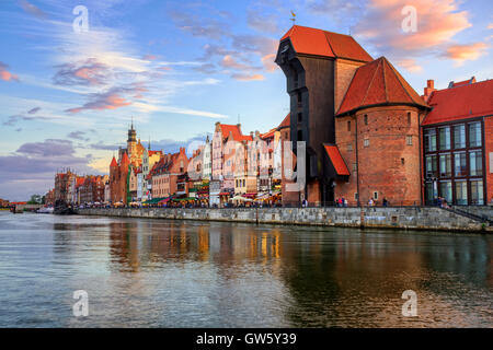 La Zuraw Crane gothique colorés et façades de la vieille ville de Gdansk, en Pologne, au coucher du soleil Banque D'Images