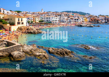 Calella de Palafrugell, village de pêcheurs traditionnel blanchi à la chaux et d'une destination de vacances populaire et de voyage sur la Costa Brava, C Banque D'Images