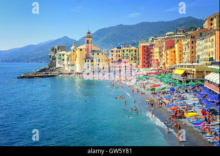 Plage de sable à Camogli, station balnéaire méditerranéenne historique par Gênes, Italie Banque D'Images