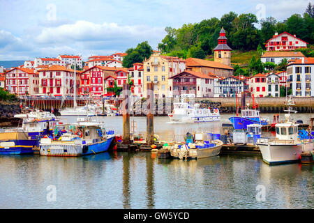 À colombages traditionnelles maisons basques au port de St Jean de Luz, sur la côte atlantique de la France Banque D'Images