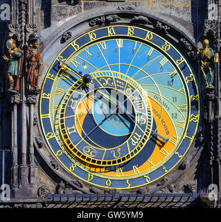 L'Horologe (Orloj), l'horloge astronomique médiévale, sur la tour du vieil hôtel de ville de Prague, en République Tchèque Banque D'Images