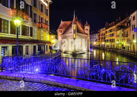 Palais de l'Isle, le château médiéval d'Annecy, la capitale de la Savoie, appelé "Venise des Alpes", la France, l'allumé dans la n Banque D'Images