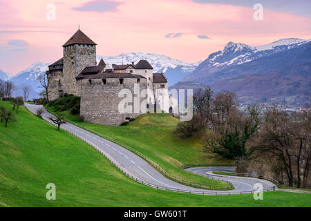 Château de Vaduz, la résidence officielle du Prince de Liechtenstein, avec des montagnes des Alpes en arrière-plan sur le coucher du soleil Banque D'Images