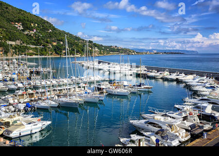 Disponibles en blanc amarré port méditerranéen d'Alassio sur la Riviera italienne, ligurie, italie Banque D'Images