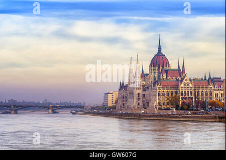 Le bâtiment néo-gothique de parlement hongrois sur le Danube, Budapest, Hongrie, au début de la lumière du matin Banque D'Images