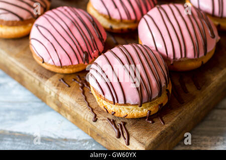 Biscuits sandwich avec glaçage rose. Banque D'Images