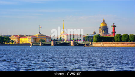 Panorama de St Petersburg, Russie, avec Palace bridge sur la rivière Neva, dôme doré de la cathédrale St Isaac, l'Amirauté et du bâtiment Banque D'Images