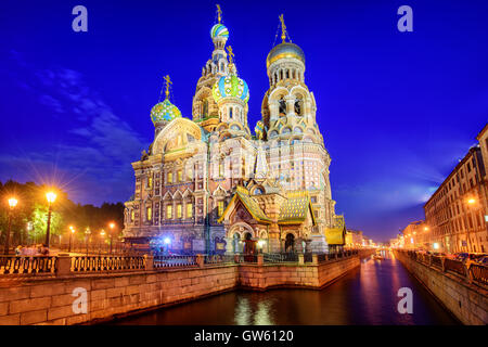 L'Église orthodoxe du Sauveur décorée avec des dômes en oignon sur Canal Griboyedov éclairés en soirée, Saint-Pétersbourg Banque D'Images