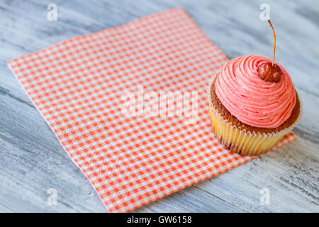 Cupcake rose et rouge serviette. Banque D'Images