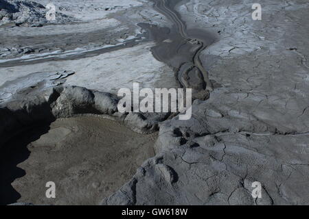 Volcan de boue découlant d'une Banque D'Images