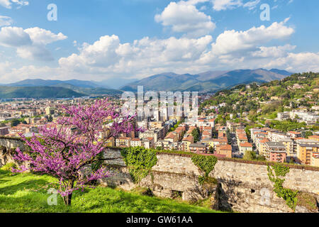 Vue sur la partie nord du château de Brescia, Lombardie, Italie Banque D'Images