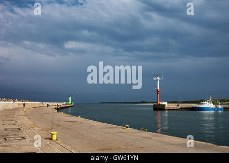 Entrée du port de la mer Baltique à Poznan en Pologne, vue de la jetée, Stormy Sky Banque D'Images